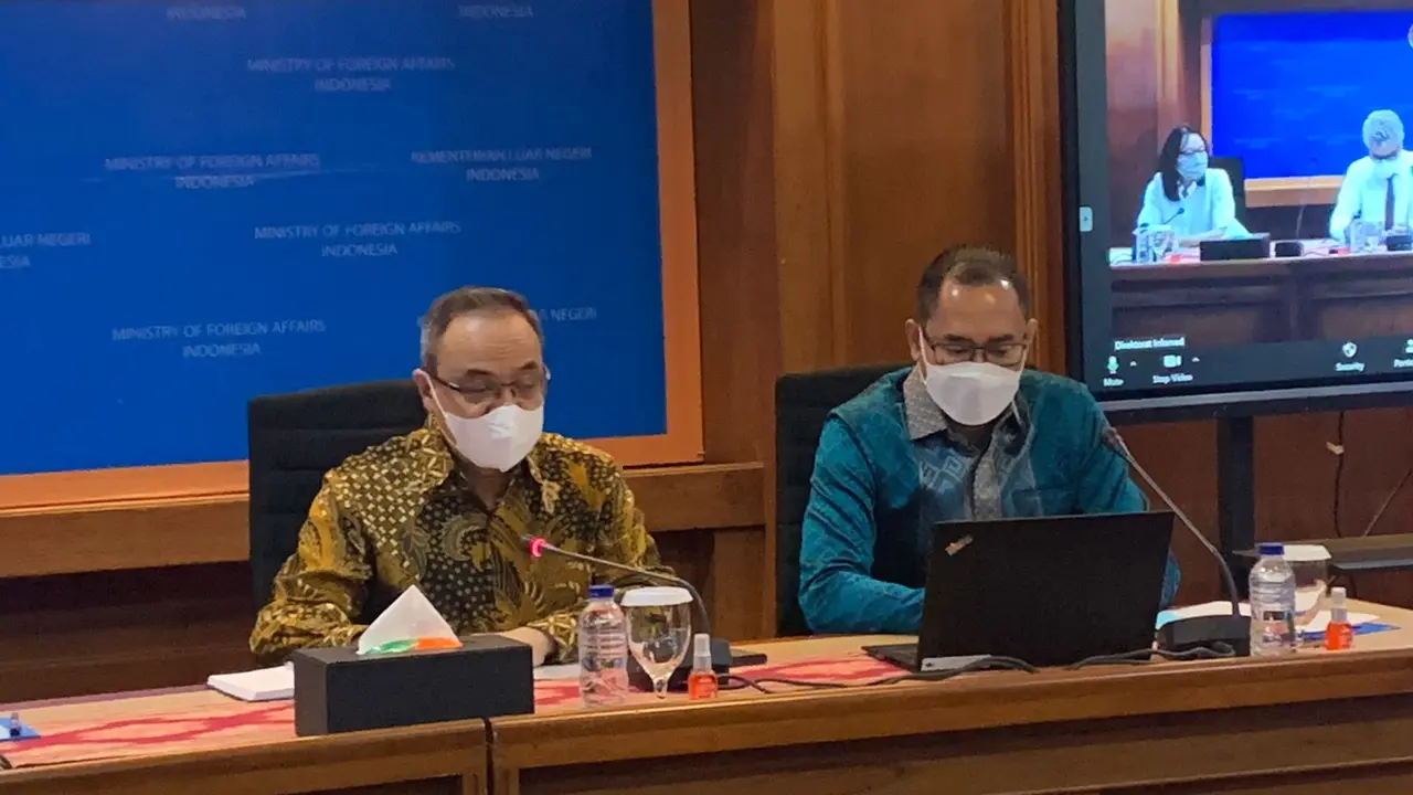 Teuku Faizasyah (kiri), Dirjen IDP Kemlu dan Joedha Nugraha (kanan) Dirjen PWNI dan BHI dalam press briefing, Kamis (13/1/2022).