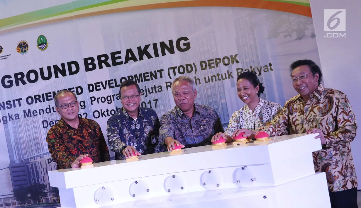 Menteri PUPR Basuki Hadimuljono (tengah), Menteri BUMN Rini Soemarno (kedua kanan) dan Dirut Perumnas Bambang Triwibowo (kanan) saat meresmikan pembangunan rumah susun Stasiun Pondok Cina, Depok, Senin (2/10). (Liputan6.com/Immanuel Antonius)