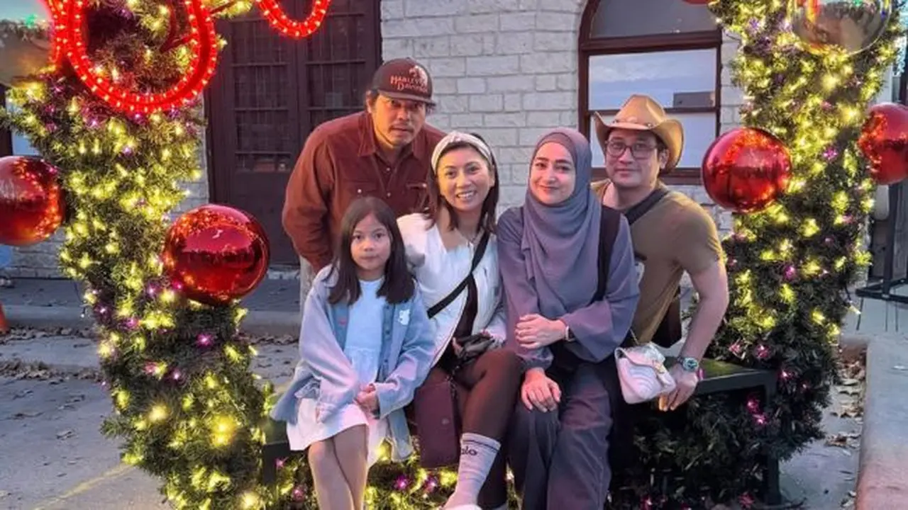 Potret Tengku Firmansyah Pakai Topi Cowboy Liburan Keluarga di Texas (credit: instagram/cindyfatikasari18).