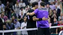 Petenis Grigor Dimitrov (kanan) memeluk Roger Federer usai mengalahkannya pada perempat final turnamen tenis AS Terbuka 2019 di New York, Amerika Serikat, Selasa (3/9/2019). Dimitrov menang 3-6, 6-4, 6-3, 6-4, 6-2. (AP Photo/Charles Krupa)