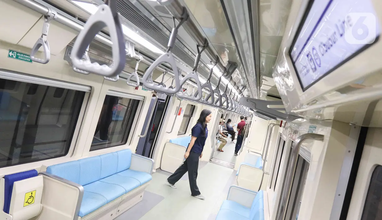 Suasana penumpang di dalam rangkaian gerbong (trainset) LRT Jabodebek saat melintas di Jakarta, Kamis (6/7/2023). (Liputan6.com/Herman Zakharia)