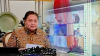 Menteri Koordinator Bidang Perekonomian Airlangga Hartarto saat memimpin Rapat Koordinasi Komite Kebijakan Pembiayaan Bagi UMKM secara virtual pada Kamis (28/12/2023).