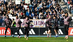 Suasana latihan terakhir Real Madrid pada 2025 di Valdebebas. Tampak para suporter hadir untuk menyaksikan para pemain andalannya berlatih sebelum momen pergantian tahun. (Twitter/@RealMadridEn)