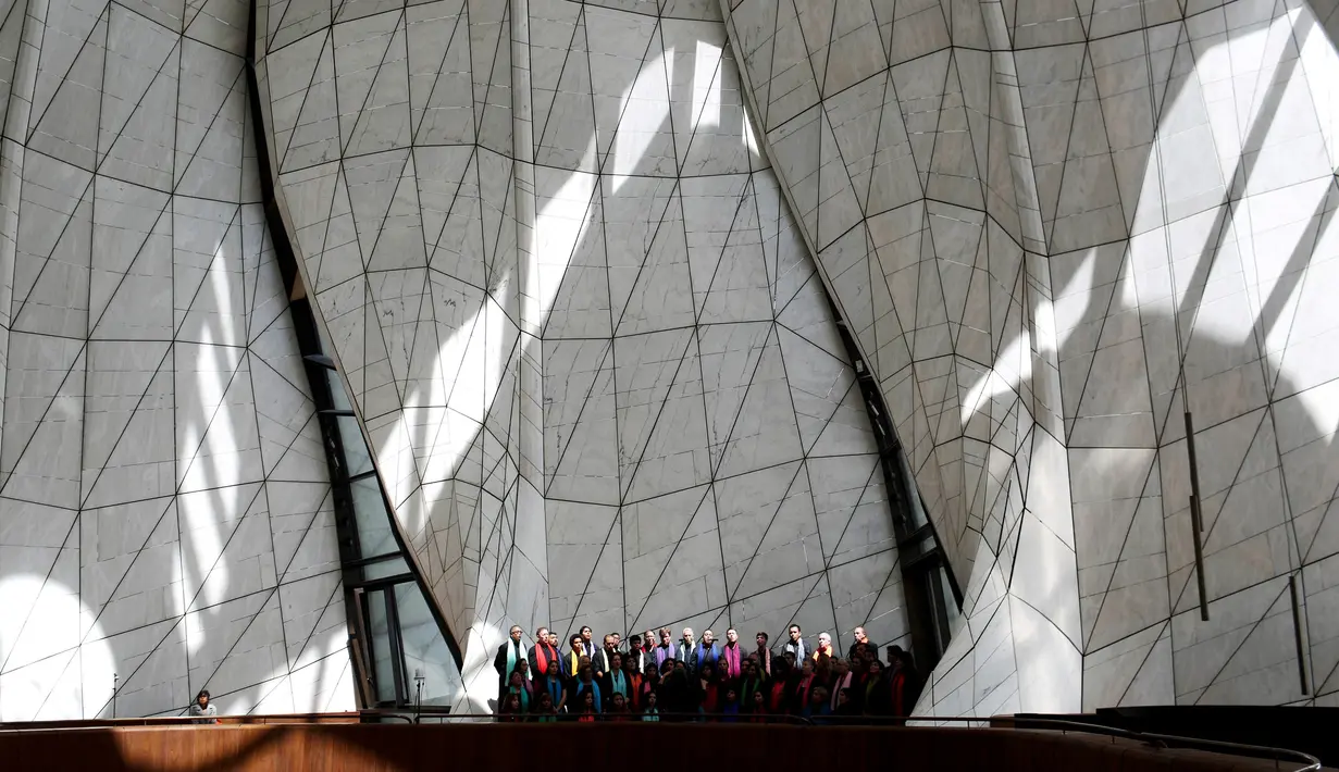 Beberapa umat menghadiri acara peresmian rumah ibadah umat Baha'i yang berdiri di pinggiran Santiago, Chile, Rabu (13/10). Agama Baha'i lahir di Persia (sekarang Iran) pada abad 19. (Reuters/Pablo Sanhueza)