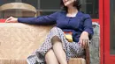 Memakai kebaya dan kain untuk gaya keseharian tanpa terkesan kaku, gaya Wanda Hamidah dengan kebaya model kutu baru polos bisa jadi opsi jitu (Foto: Instagram @wanda_hamidah)