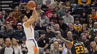 Bintang Phoenix Suns Devin Booker melepas tembakan pada laga NBA 2021/2022 melawan Utah Jazz di Vivint Arena, Rabu (26/1/2022) atau Kamis siang WIB. (AP Photo/Rick Bowmer)