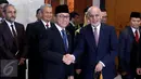 Ketua MPR Zulkifli Hasan berjabat tangan dengan Presiden Afganistan Mohammad Ashraf Ghani saat tiba di gedung MPR/DPR, Komplek Parlemen, Senayan, Jakarta, Kamis (6/4). (Liputan6.com/Johan Tallo)