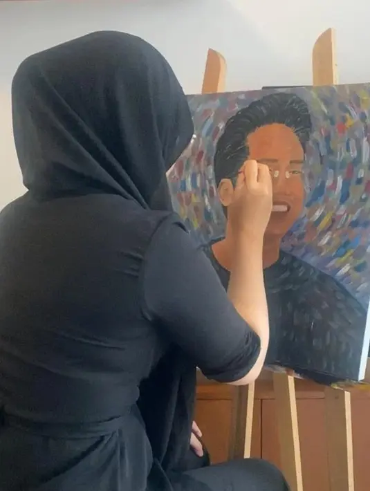 Camillia Laetitia Azzahra atau Zara adik dari Emmeril Kahn Mumtadz atau Eril saat melukis wajah sang kakak yang tersenyum. (Instagram/ataliapr)