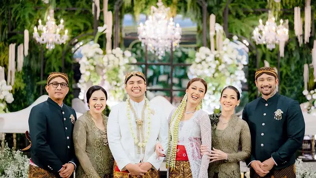 Artis yang Tetap Kompak Setelah Cerai. (instagram/t_orasudi_ro)