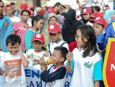 Seorang pria berkostum Kapten BNN dan sejumlah anak mengadakan aksi Hari Anak Nasional di Bundaran HI, Jakarta, Minggu (2/8/2015). Mereka mengajak anak-anak Indonesia untuk menjauhi narkoba. (Liputan6.com/Faizal Fanani)