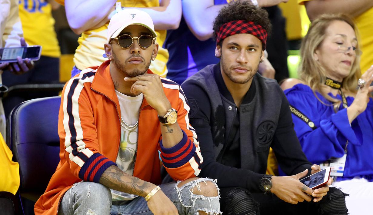 Pembalap F1, Lewis Hamilton dan Striker Barcelona, Neymar Jr menyaksikan gim kedua Final NBA antara Cleveland Cavaliers melawan Golden State Warriors di Oracle Arena, California, (4/06/2017). Golden State Warriors menang 132-113. (AFP/Ezra Shaw)