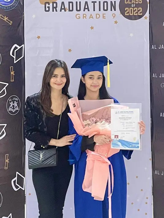 Cut Tari saat mendampingi putrinya Sydney saat wisuda kelulusannya di jenjang Sekolah Menengah Pertama. [Instagram/cuttaryofficial]