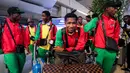 Senyum semringah ditunjukkan salah satu pemain Timnas Burkina Faso U-17 saat menunggu bus untuk menuju ke hotel di Terminal 3 Bandara Soekarno Hatta, Tangerang, Banten, Rabu (1/11/2023). (Bola.com/Bagaskara Lazuardi)