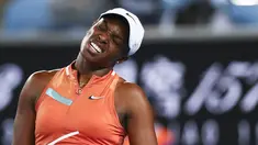 Sloane Stephens dari AS bereaksi selama pertandingan putaran pertamanya melawan petenis Inggris Emma Raducanu pada kejuaraan tenis Australia Open di Melbourne, pada 18 Januari 2022. (AP Photo/Andy Brownbill)