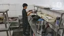 Pekerja membersihkan dapur mitra Satuan Pelayanan Pemenuhan Gizi (SPPG) di Kalibata, Jakarta, Rabu (16/4/2025). (Liputan6.com/Angga Yuniar)