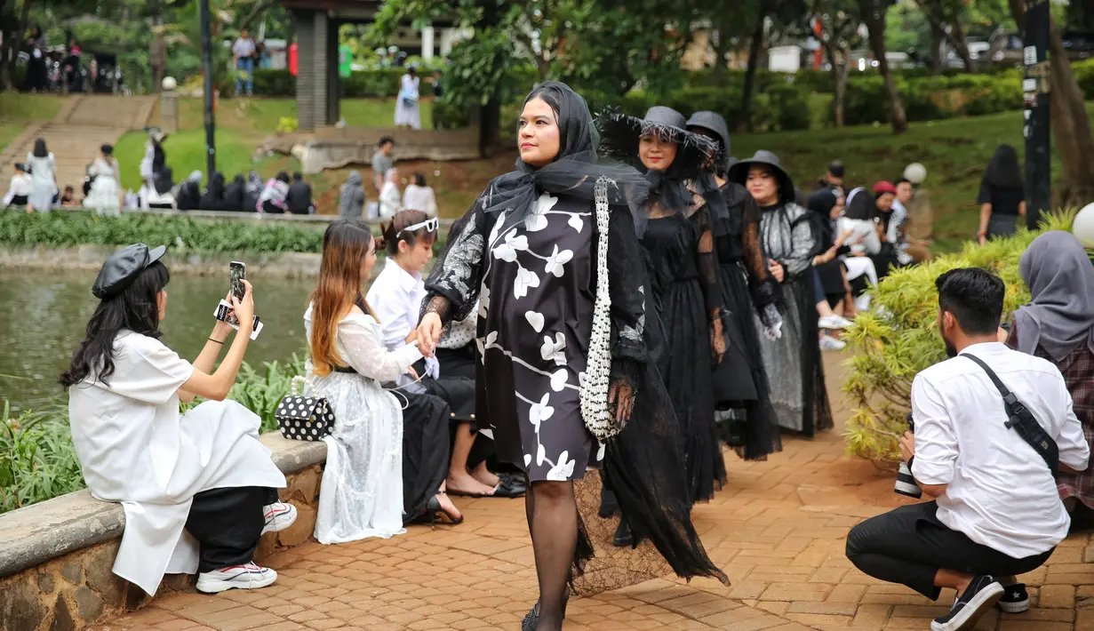 Barli Asmara Rilis Koleksi Monokrom (Adrian Putra/Fimela.com)