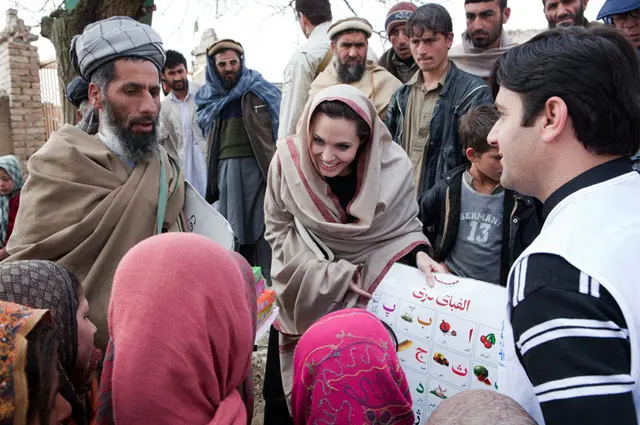 Angelina Jolie saat berkunjung ke Afghanistan tahun 2011.