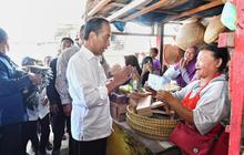 Jokowi Blusukan ke Pasar Kota Agung, Cek Harga dan Berikan Bantuan Modal Kerja