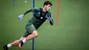 Pemain Real Betis, Carles Alena, ketika mengikut sesi latihan di Luis del Sol, Sevilla, Senin (11/5/2020). Sejumlah klub di Spanyol memulai latihan seiring rencana akan kembali bergulirnya kompetisi La Liga musim ini. (AFP/Real Betis/Fernando Ruso)