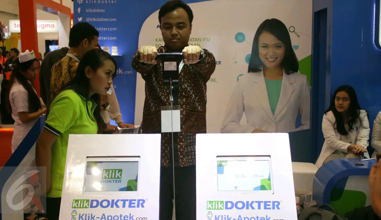 Penjaga stand memperagakan salah satu alat saat digelar Indonesia E-commerce Summit and Expo (IESE) 2017 di ICE BSD, Tangerang Selatan, Selasa (9/5). (Liputan6.com/Angga Yuniar)
