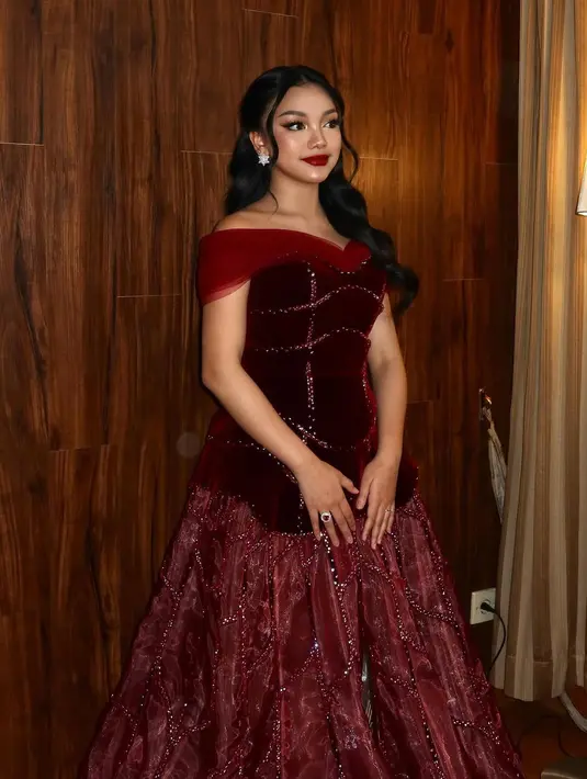 Wajah Naura Ayu dipulas dengan gaya bold glam yang pertegas tatapan mata [@naura.ayu]