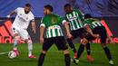 Striker Real Madrid, Karim Benzema (kiri) menguasai bola di depan tiga pemain Real Betis dalam laga lanjutan Liga Spanyol 2020/2021 pekan ke-33 di Alfredo Di Stefano Stadium, Madrid, Sabtu (24/4/2021). Real Madrid bermain imbang 0-0 dengan Real Betis. (AFP/Gabriel Bouys)
