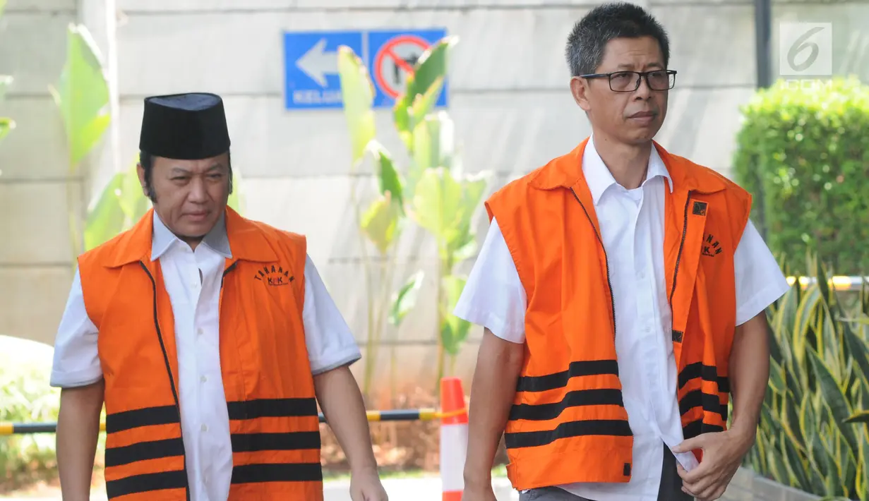 Tersangka kasus suap fasilitas mewah, eks Kalapas Sukamiskin Wahid Husein dan tersangka kasus suap proyek infrastruktur, Bupati Lampung Selatan nonaktif Zainudin Hasan (kiri) tiba untuk pemeriksaan di Gedung KPK, Selasa (9/10). (Merdeka.com/Dwi Narwoko)