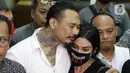 I Gede Ari Astina alias Jerinx SID (kiri) bersama istrinya Nora Alexandra memberi keterangan usai sidang putusan kasus dugaan pengancaman terhadap Adam Deni di Pengadilan Negeri Jakarta Pusat, Kamis (24/2/2022). Jerinx divonis satu tahun penjara, denda Rp 25 juta. (Liputan6.com/Helmi Fithriansyah)