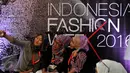 Pengunjung melakukan foto selfie di salah satu Booth Indonesia Fashion Week hari Kedua di Jakarta Convention Centre (JCC), Jumat (11/3). Ajang Fashion Bergengsi ini berlangsung hingga 13 maret 2016. (Liputan6.com/Johan Tallo)
