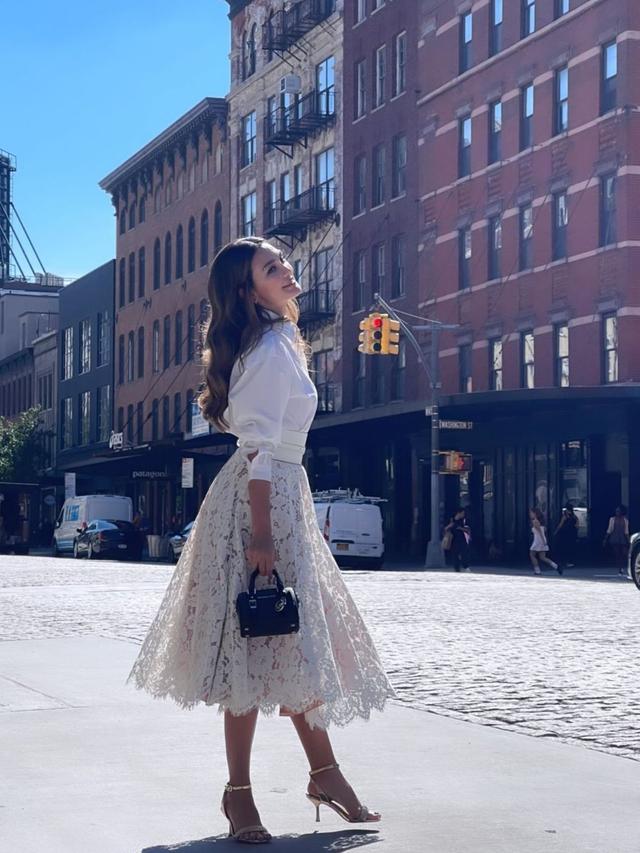 Foto Bareng Dahyun Twice, Ini Potret Luna Maya di Fashion Show Michael Kors