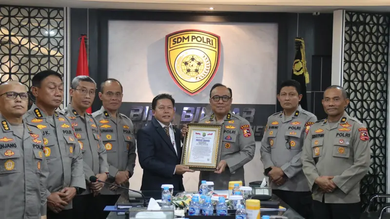 As SDM Irjen Dedi Prasetyo Terima Penghargaan Presisi Award