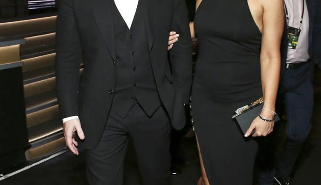 Sambil merangkul lengan Ben Affleck, wanita yang berprofesi sebagai seorang produser Saturday Night Live ini juga tampak berbincang dengan sejumlah bintang lainnya selama acara berlangsung. (doc: Ace Showbiz)