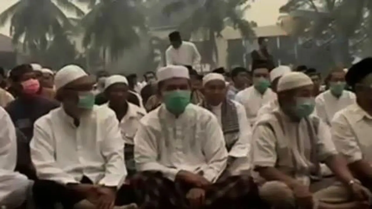 Jemaah Muhammadiyah Samarinda Salat Iduladha di Tengah Kabut Asap