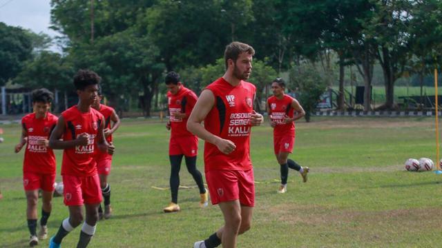 Lanjutan Liga 1 2020 Tak Jelas Wiljan Pluim Dan Ezra Walian Pulang Ke Belanda Indonesia Bola Com