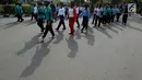 Pasukan perempuan mengikuti geladi resik kirab ngunduh mantu Kahiyang-Bobby di Medan, Rabu (22/11). Rute kirab dimulai dari Jalan Ring Road menuju lokasi resepsi di Perumahan Bukit Hijau Regency. (Liputan6.com/Johan Tallo)