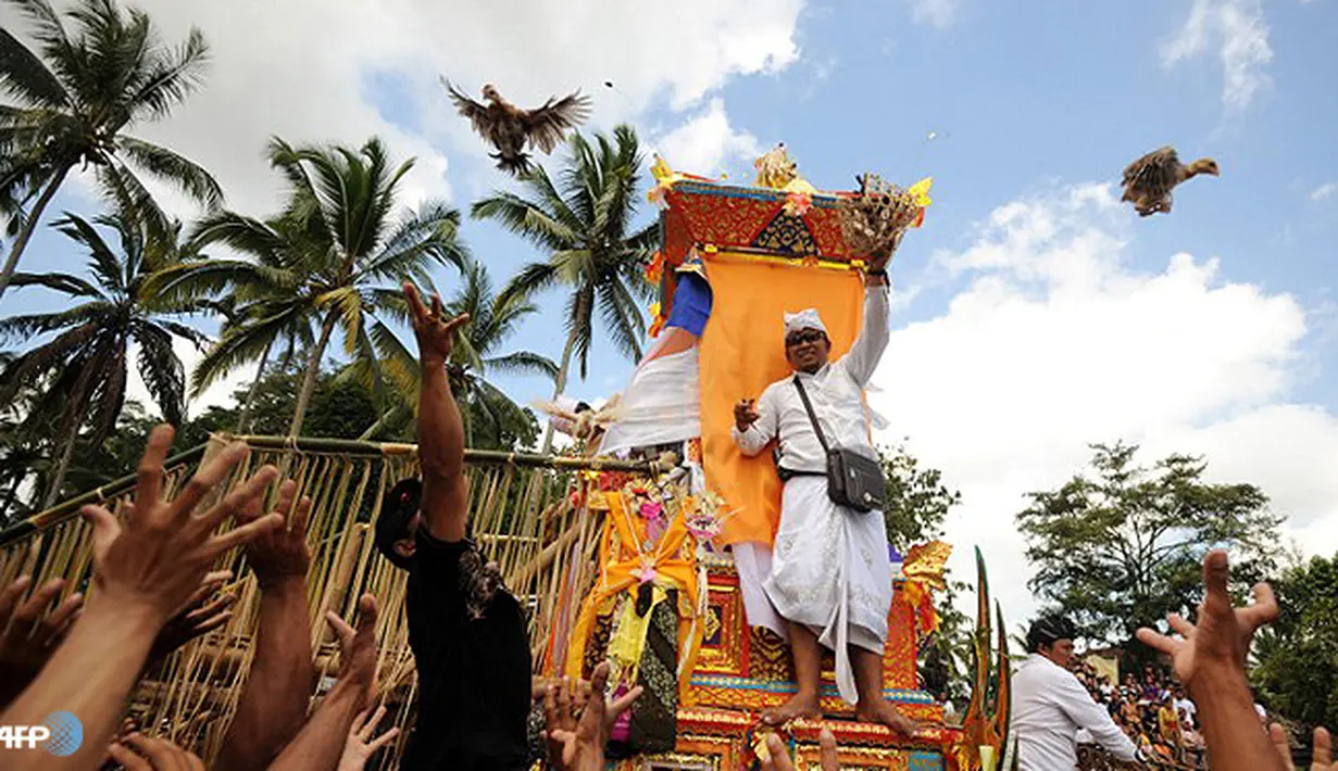Ngaben sering juga disebut pelabon kepada mereka yang sudah berpulang. Dalam ritual tersebut, keluarga dapat membebaskan arwah dari ikatan-ikatan duniawi untuk selanjutnya menuju nirwana. (AFP/Sonny Tumbelaka/wwn)