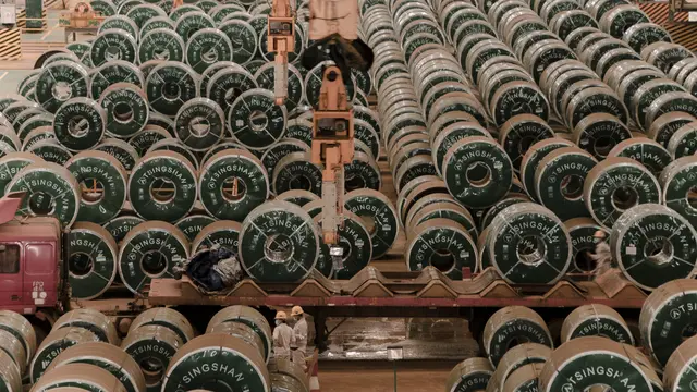 Pengecekan packing hasil produksi stainless steel dari PT ITSS yang siap di ekspor. (Foto:PT IMIP)