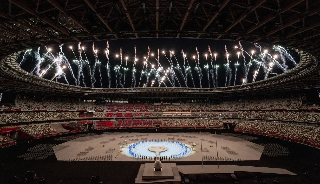 Kembang api dinyalakan selama segmen "Ready To Fly" dari Upacara Pembukaan Paralimpiade Tokyo 2020 di atas Olympic Stadium, Tokyo, Selasa (24/8/2021) malam WIB. Setelah ditunda selama setahun akibat pandemi Covid-19, Paralimpiade Tokyo 2020 akhirnya resmi dibuka. (Bob Martin untuk OIS via AP)