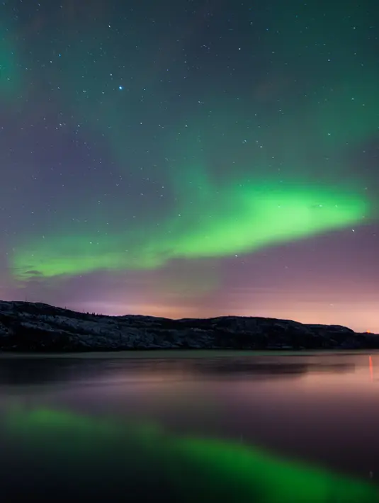 Cahaya Utara, yang dikenal sebagai Aurora Borealis, terlihat menerangi langit malam di dekat kota Kirkenes, Norwegia utara, Kamis (12/11/2015). (AFP PHOTO/Jonathan NACKSTRAND)