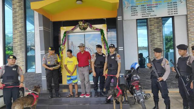 Untuk steriliasi gereja, kepolisian Kebumen mengerahkan anjing pelacak. (Foto: Liputan6.com/Polres Kebumen/Muhamad Ridlo)