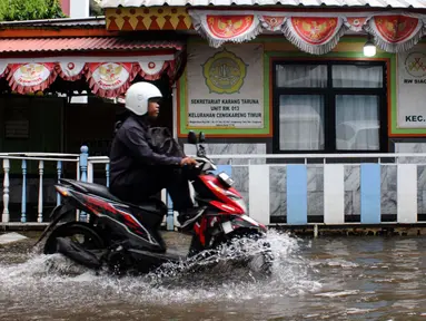 Pengendara motor melewati jalan Bangun Nusa Raya di kawasan Cengkareng, Jakarta Barat, Kamis (30/1/2025). (Magang/Liputan6.com/Muhammad Rizal)