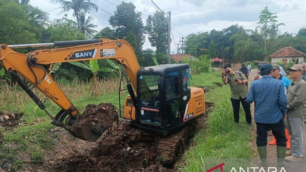 DPRD Jabar Turun Tangan: Bantuan Alat Berat Percepat Normalisasi Irigasi Cianjur, Petani Tersenyum Lega