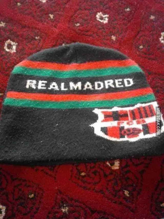 8 Potret Topi dengan Tulisan Nyeleneh Ini Bikin Geleng Kepala