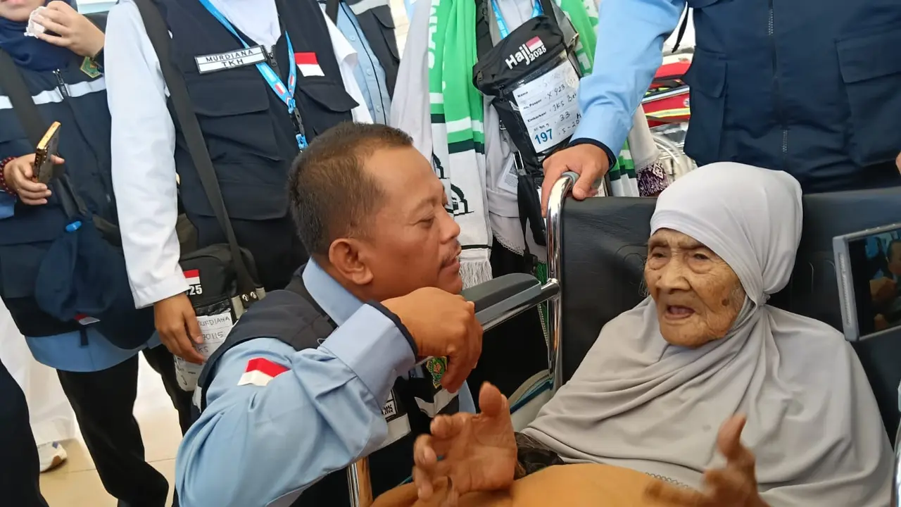 Perjalanan Istimewa Mbah Sumbuk Jemaah Haji Tertua 2025 di Tanah Suci Setelah Mendaftar Sejak 2019