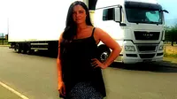 Wanita-wanita seksi menekuni profesi pengemudi truk yang identik dengan pekerjaan pria.