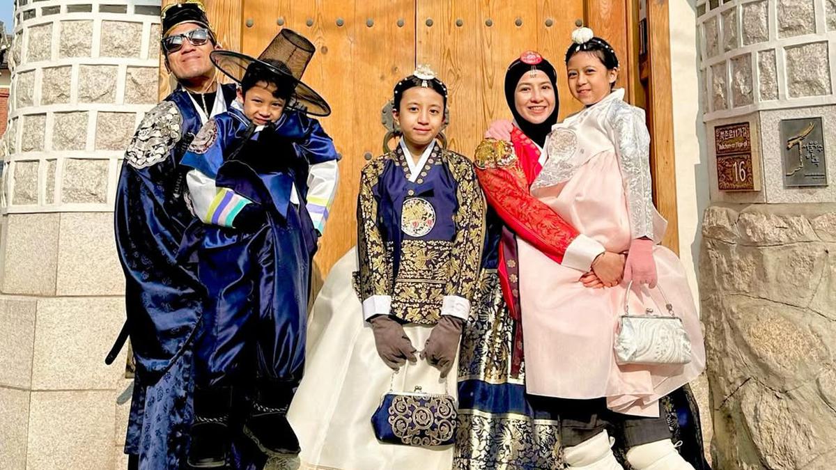 Gaya Desta &amp; Natasha Rizky Remake Foto Liburan Korea Selatan 2019, Tahun Baru Tetap Kompak Dibalut Hanbok