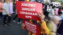 Koalisi masyarakat sipil membawa poster saat kegiatan Car Free Day di Jalan MH Thamrin, Jakarta, Minggu (1/9/2019). Aksi tersebut sebagai simbolisasi agar Presiden Jokowi mendorong Pansel Capim KPK untuk memilih kandidat yang bersih dan berani menuntaskan kasus korupsi. (Liputan6.com/Johan Tallo)