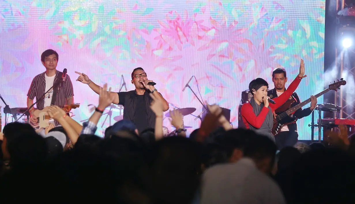 Maliq & D'Essentials hadir dala acara Pucuk Cool Jam Festival 2018  yang digelar di Taman Menteng, Jakarta Pusat Sabtu (21/4) malam. (Nurwahyunan/Bintang.com)