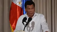 Presiden Filipina Rodrigo Duterte memberi tahu puluhan polisi yang berada di hadapannya bahwa mereka akan diawasi. (Ted Aljibe/AFP)