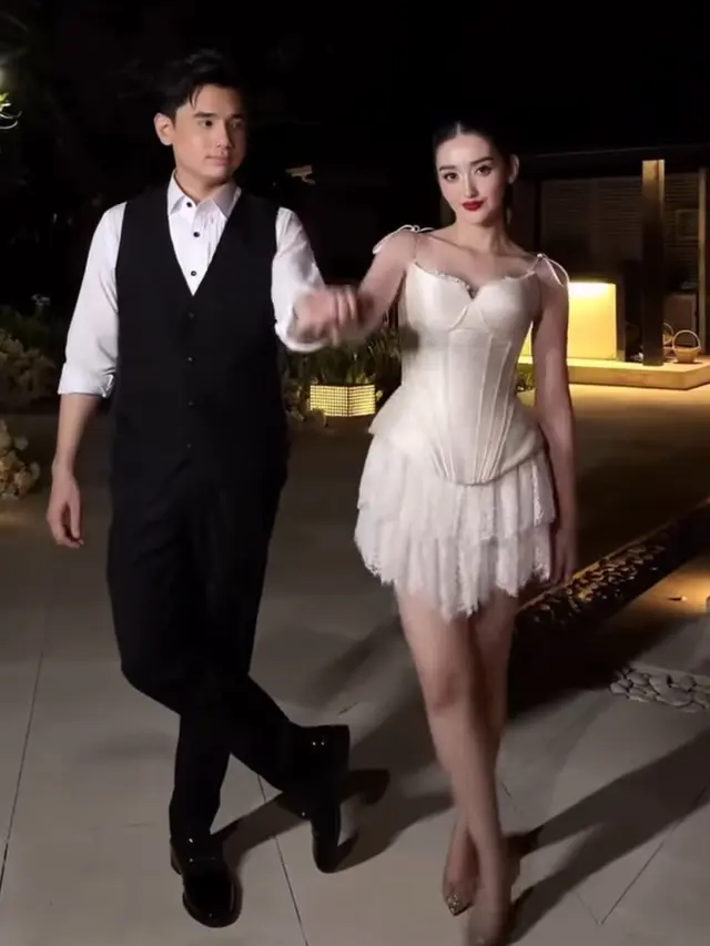 Gaun after party Ranty Maria yang Dibuat Hian Tjen warna broken white. [@rantymaria]